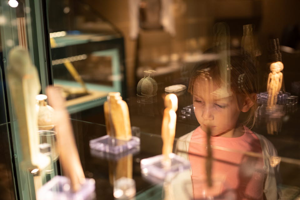 Barn som besöker utställningen Österlandets skatter.