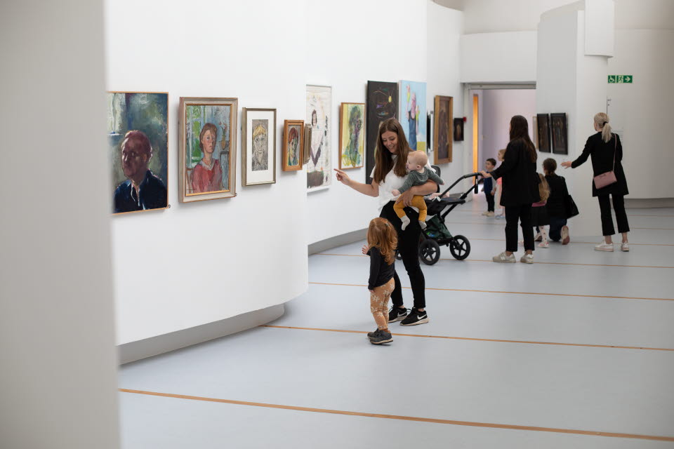 Familjer besöker Östergötlands museum konstutställning Verkligheter.