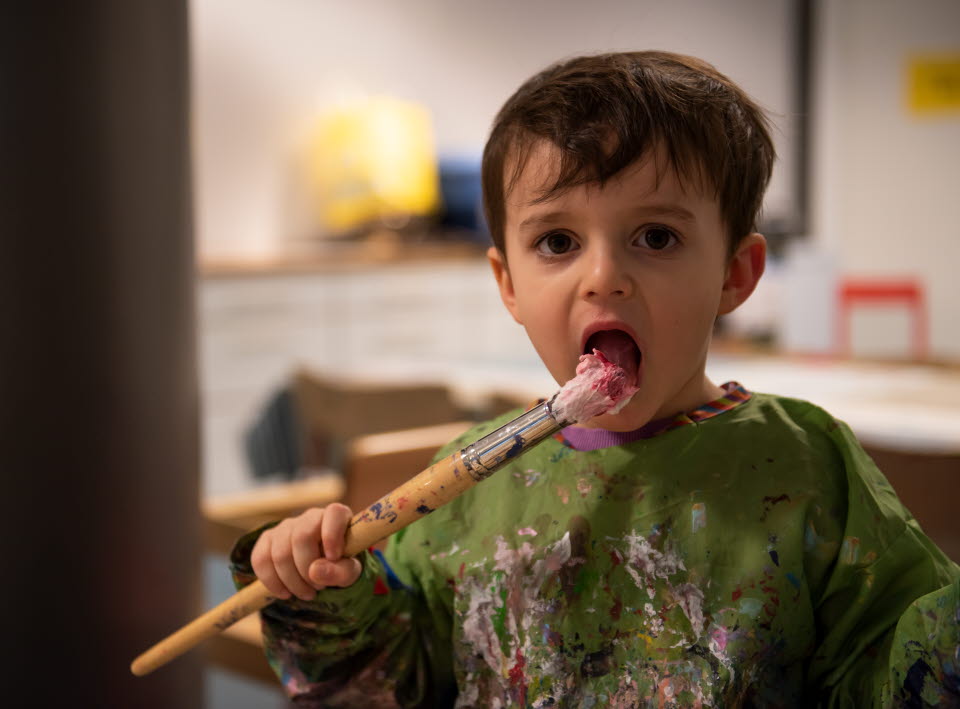 Fotografi på barn som målar. 