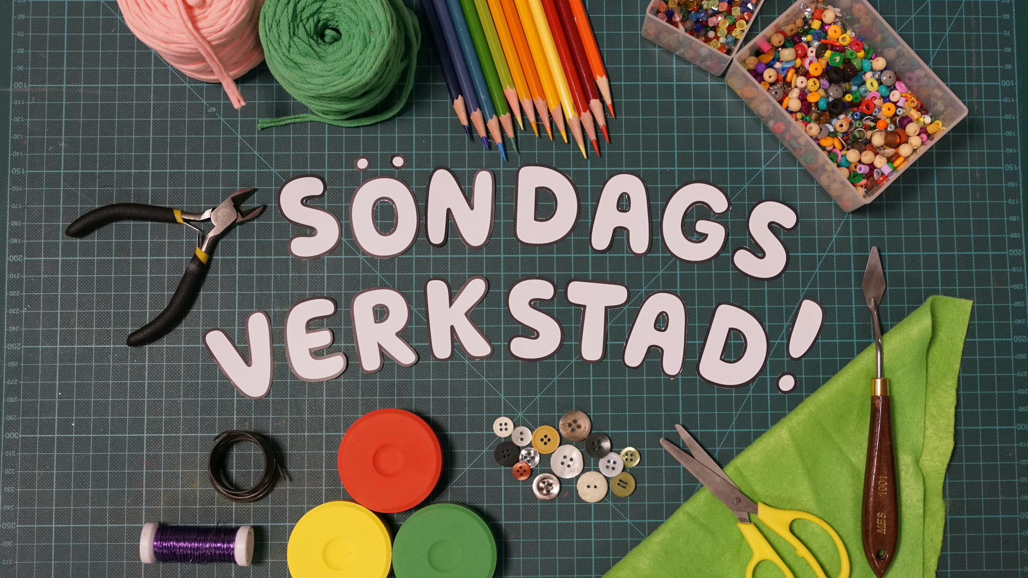 Pysselredskap och texten "Söndagsverkstad!"