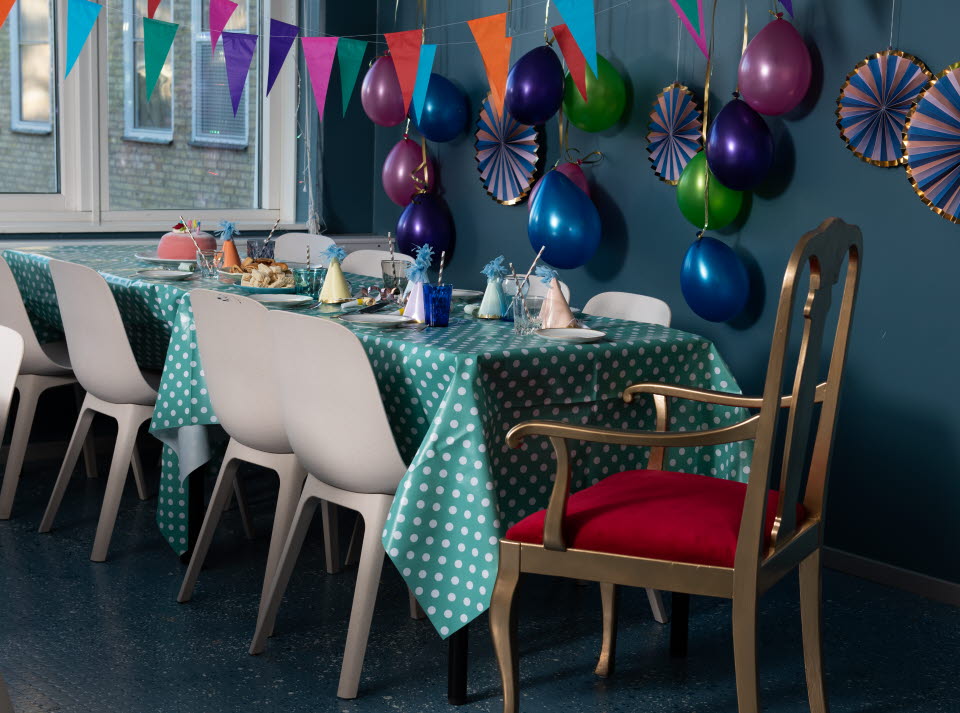 Ett dukat kalasbord.