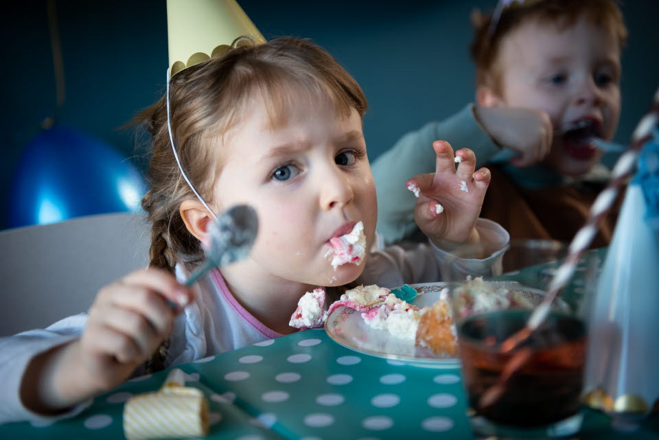 Barnkalas. En flicka och en pojke äter tårta.